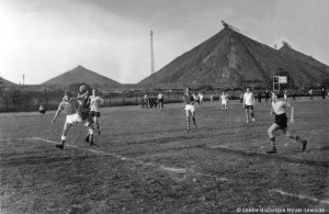 Match de football aux pieds des terrils